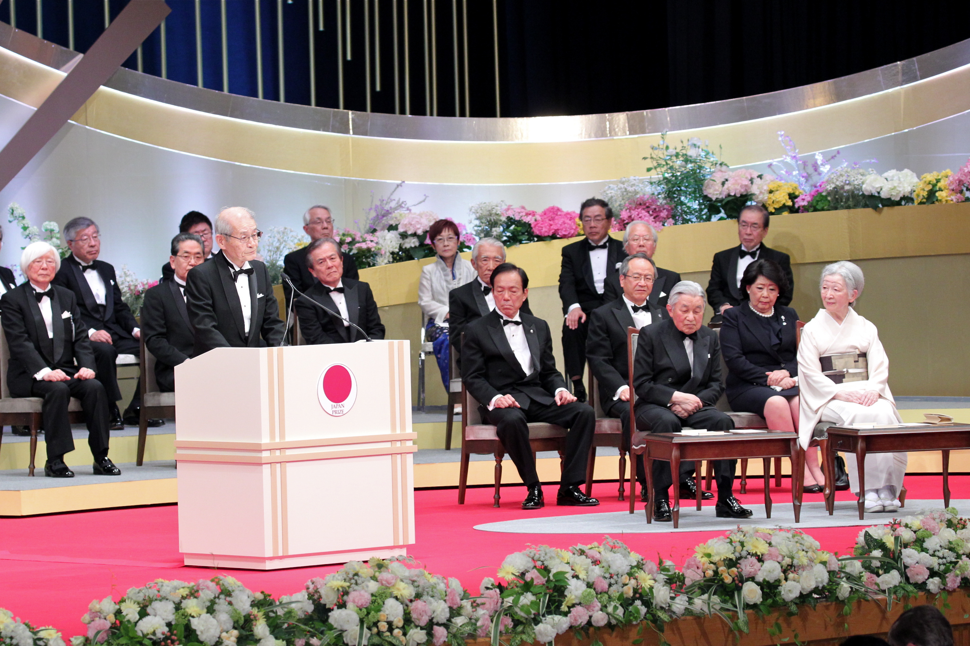 Yoshino addresses the audience at the Japan Prize ceremony.